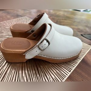 Re/Done clogs in off-white leather